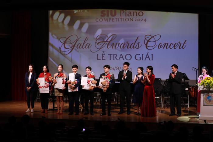 Các thí sinh nhận giải trong đêm gala tổ chức vào tối ngày 1/8 (ảnh: SIU) SIUpianob.jpg