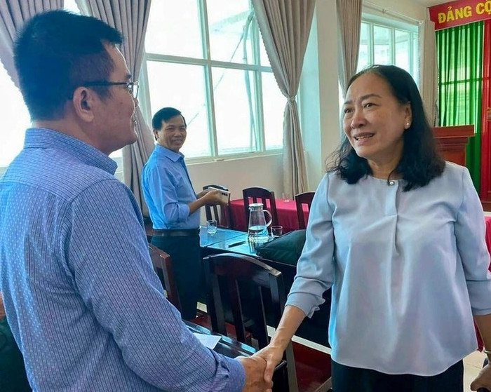 Bà Nguyễn Thị Minh Giang bắt tay, xin lỗi ông Nguyễn Đình Chung (ảnh: Phong Điền) ongNDChungb.jpg
