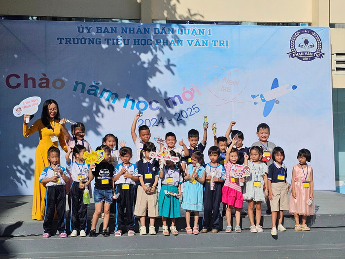 Học sinh lớp 1 Trường tiểu học Phan Văn Trị chụp hình lưu niệm với giáo viên trong ngày tựu trường (ảnh: V.D) gdvn_httchucHS2.jpg