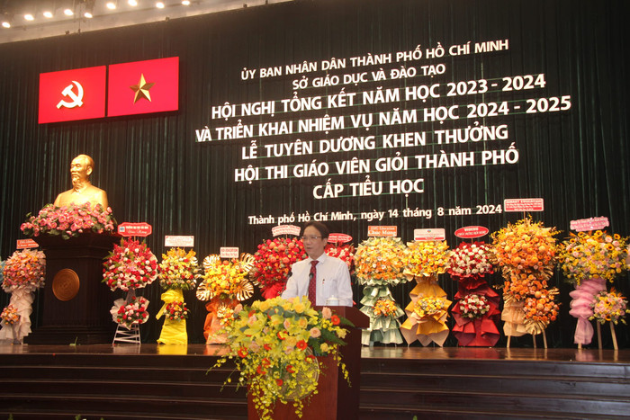 Ông Nguyễn Minh Thiên Hoàng - Phó trưởng phòng Giáo dục tiểu học, Sở Giáo dục và Đào tạo Thành phố Hồ Chí Minh báo cáo tại hội nghị (ảnh: V.D) gdvn_NBQuoc2.jpg