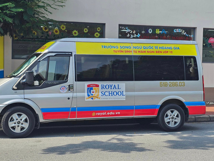 Tên Trường Song ngữ Quốc tế Hoàng Gia gắn trên hệ thống xe buýt đưa đón của nhà trường (Ảnh: V.D) gdvn_HoangGia2.jpg