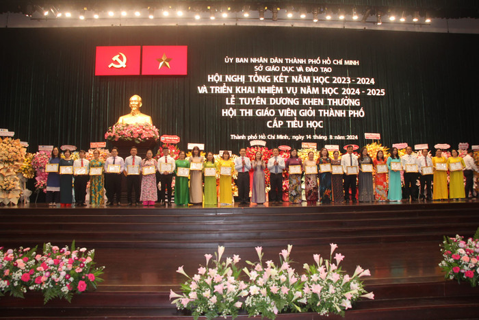 Tuyên dương khen thưởng cho các tập thể, cá nhân có thành tích xuất sắc của giáo dục trung học (ảnh: V.D) gdvn_ongNVhieuB.jpg
