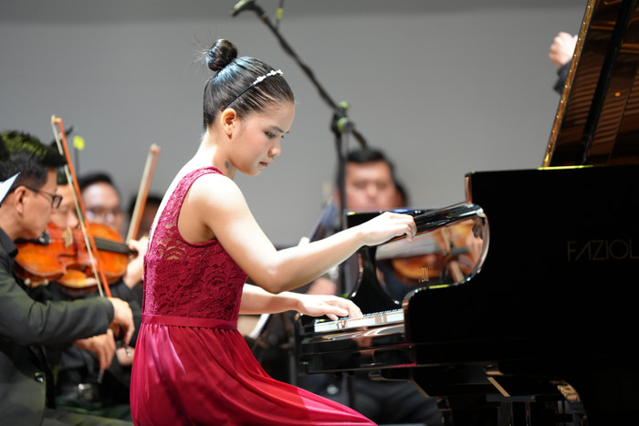 Thí sinh Nguyễn Phúc Bảo Tiên giành giải vàng bảng B (ảnh: SIU) SIUpiano.jpg