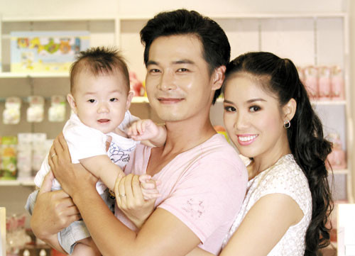 Quách Ngọc Ngoan bên Lê Phương và con trai Quách Ngọc Ngoan bên Lê Phương và con trai