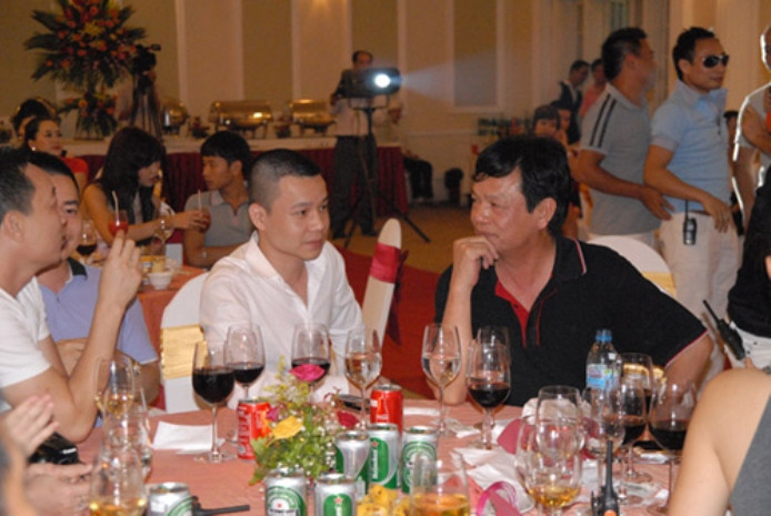 Cường Luxury (áo trắng, ngồi giữa) bên cạnh ông Đào Hồng Tuyển, "chúa đảo" Tuần Châu trong buổi ra mắt Câu lạc bộ siêu xe Hà Nội.