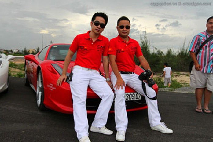 Cường Luxury (trái)