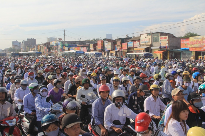 Về lối ứng xử “lỗ mãng” của không ít người Hà Nội hiện nay, PGS.TS Phạm Quốc Sử cho rằng: “Nó vừa từ mọi nơi mang đến, vừa mới nảy sinh từ đời sống chen chúc, phải mánh khoé, nghiệt ngã để mưu sinh" (ảnh internet) Về lối ứng xử “lỗ mãng” của không ít người Hà Nội hiện nay, PGS.TS Phạm Quốc Sử cho rằng: “Nó vừa từ mọi nơi mang đến, vừa mới nảy sinh từ đời sống chen chúc, phải mánh khoé, nghiệt ngã để mưu sinh" (ảnh internet)