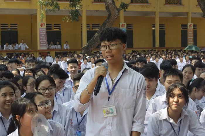 Phần hỏi đáp sôi nổi giữa Giáo sư và các em học sinh (Ảnh: Vũ Ninh)