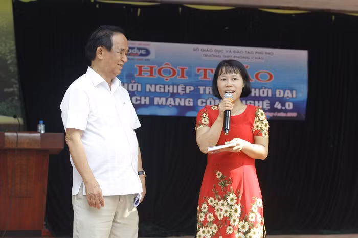 Giáo sư Nguyễn Lân Dũng tặng sách cho giáo viên trường cấp 3 Phong Châu (Ảnh: Vũ Ninh)