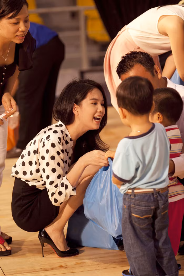 Ngọc Trinh ăn mặc giản dị và luôn nở nụ cười trên môi với các em nhỏ. Ngọc Trinh ăn mặc giản dị và luôn nở nụ cười trên môi với các em nhỏ.