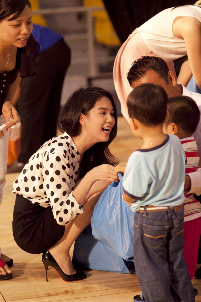 Ngọc Trinh ăn mặc giản dị và luôn nở nụ cười trên môi với các em nhỏ. Ngọc Trinh ăn mặc giản dị và luôn nở nụ cười trên môi với các em nhỏ.
