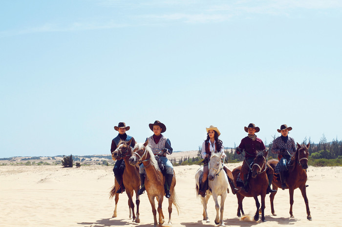 Album gồm 4 ca khúc như Đừng để em mong chờ của Nguyễn Hoàng Duy, Come back to me(Quay về bên em) của Hoàng Anh. Ca khúc chủ đề với 2 version vẫn được cô ưu tiên với những giai điệu sôi động. Album gồm 4 ca khúc như Đừng để em mong chờ của Nguyễn Hoàng Duy, Come back to me(Quay về bên em) của Hoàng Anh. Ca khúc chủ đề với 2 version vẫn được cô ưu tiên với những giai điệu sôi động.