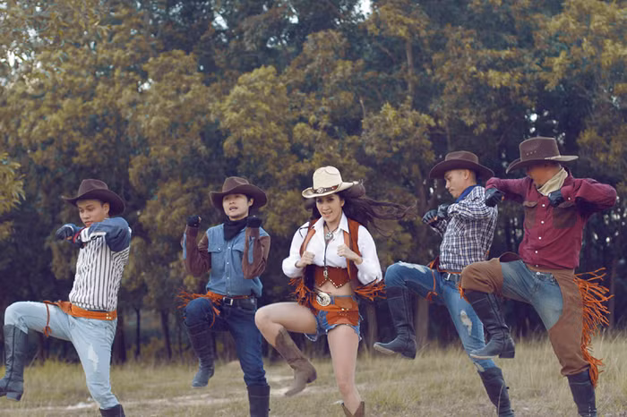 Album được thực hiện với ý tưởng một nữ cao bồi miền Viễn Tây vào những thập niên 80 của thế kỷ 19.