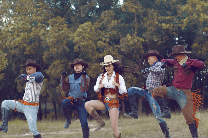 Album được thực hiện với ý tưởng một nữ cao bồi miền Viễn Tây vào những thập niên 80 của thế kỷ 19. Album được thực hiện với ý tưởng một nữ cao bồi miền Viễn Tây vào những thập niên 80 của thế kỷ 19.