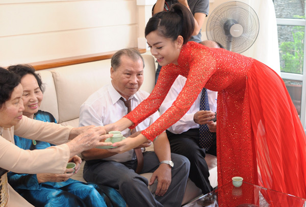 Sáng 28/4, nữ ca sĩ 'Người dưng ngược lối' Quỳnh Anh rạng ngời hạnh phúc khi cùng vị hôn phu Quang Huy thực hiện nghi lễ ăn hỏi. Phạm Quỳnh Anh dâng trà mời bố mẹ, họ hàng nhà trai.