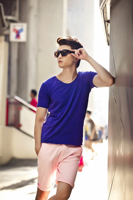 Sau đó, clip này đã được ngôi sao điện ảnh Trung Quốc Chung Hân Đồng đã đăng tải lại toàn bộ clip trên blog cá nhân của cô. Đồng thời, cô viết nhiều lời khen dành chàng hotboy Việt.