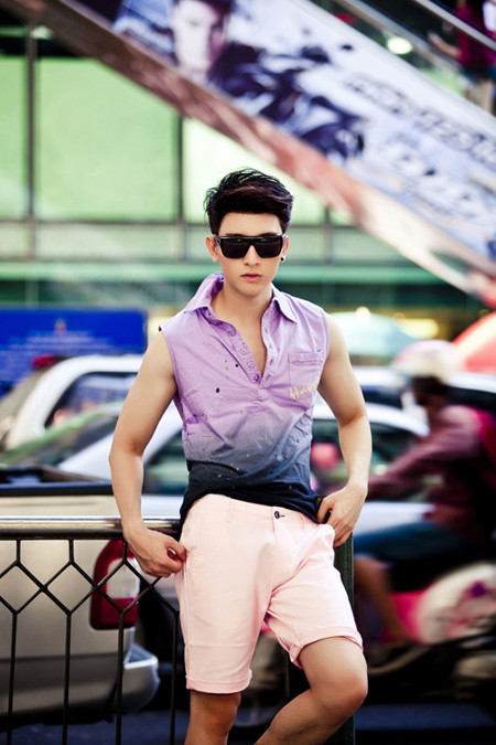 Trước scandal clip gợi dục kể trên, Chan Than San từng tự quay một clip dài 1 phút trên blog cá nhân, trong đó anh cởi trần vừa đánh răng vừa nhún nhảy theo một bài nhạc Hàn....