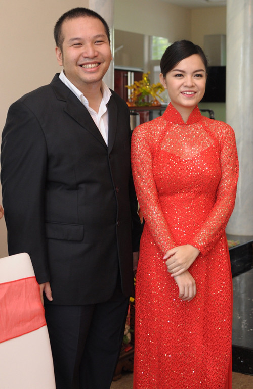 Đôi uyên ương rạng ngời hạnh phúc trong ngày vui.