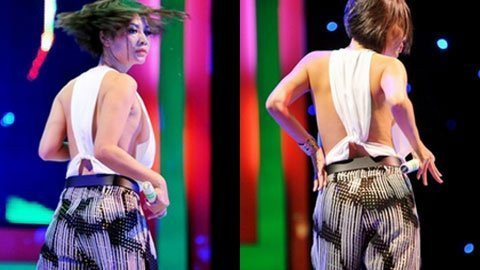 Trong đêm diễn Chương trình Ngàn sao hội tụ tối 21/4 tại TP.HCM, Thu Minh đã ăn mặc rất hớ hênh để lộ vòng 1 “thả rông” trước mặt khán giả. Bộ trang phục quá thoáng mát cộng với những bước nhảy sôi động khiến vòng 1 của Thu Minh cứ lấp ló, cô đã có những phút hớ hênh trước sự chứng kiến của khán giả ngồi dưới khán đài.