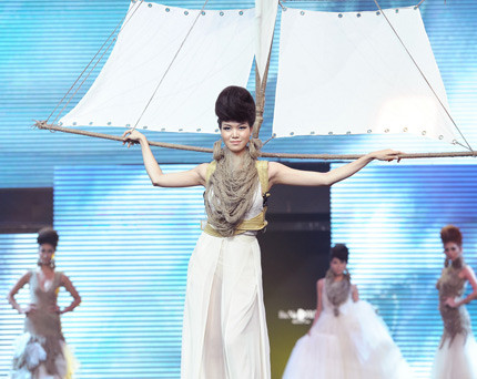 Thùy Dung là một trong những vedette của chương trình. Phần xuất hiện của cô rất ấn tượng. (Theo VTC News)