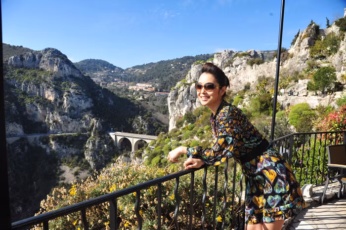 Sau những ngày ở Monaco, Jennifer Phạm sẽ cùng con trai Bảo Nam quay trở lại Mỹ với gia đình và tham gia các hoạt động giải trí tại Mỹ trong vai trò MC. Sau những ngày ở Monaco, Jennifer Phạm sẽ cùng con trai Bảo Nam quay trở lại Mỹ với gia đình và tham gia các hoạt động giải trí tại Mỹ trong vai trò MC.