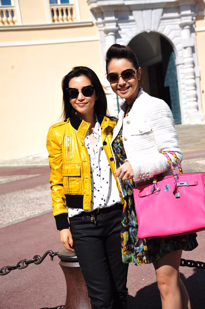 Nữ diễn viên Lý Băng Băng ăn mặc khá giản dị với chiếc áo khoác màu vàng nổi bật. Nữ diễn viên Lý Băng Băng ăn mặc khá giản dị với chiếc áo khoác màu vàng nổi bật.