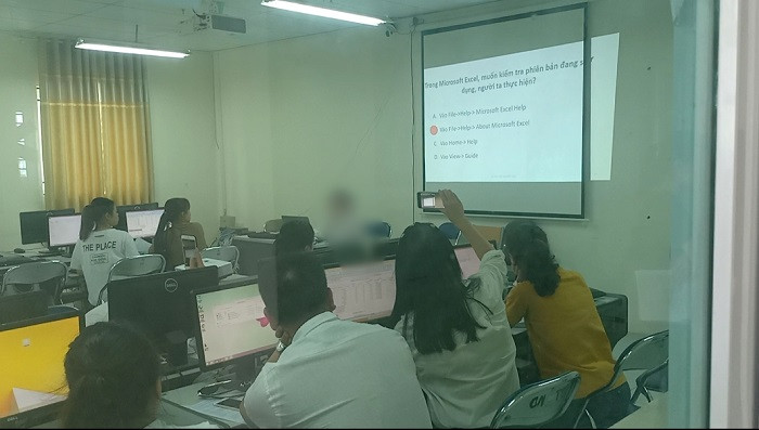 Các lớp ôn, thi, cấp chứng chỉ hoạt động bát nháo khiến giáo viên bức xúc (Ảnh: N.D) Các lớp ôn, thi, cấp chứng chỉ hoạt động bát nháo khiến giáo viên bức xúc (Ảnh: N.D)