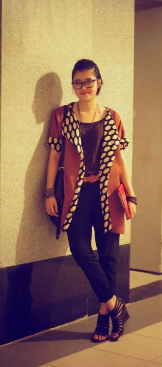 Trong gợi ý này, chiếc blazer với những điểm nhấn thú vị ở cổ, quần suông sắn gấu phối ăn ý với phụ kiện, thắt lưng. Bạn đã có thêm một bộ trang phục được phối khá hoản hảo để đón những cơn gió se lạnh của mùa thu rồi đấy. Trong gợi ý này, chiếc blazer với những điểm nhấn thú vị ở cổ, quần suông sắn gấu phối ăn ý với phụ kiện, thắt lưng. Bạn đã có thêm một bộ trang phục được phối khá hoản hảo để đón những cơn gió se lạnh của mùa thu rồi đấy.