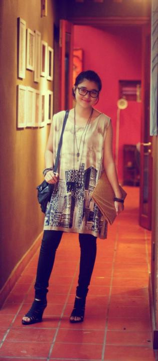 Một chiếc áo dáng dài in họa tiết độc đáo và cá tính được mix với quần skinny. Nhưng điểm đắt giá nhất trong style này lại chính là đôi sandal đế xuồng được thiết kế vô cùng cá tính và những phụ kiện được kết hợp ăn ý với trang phục. Một chiếc áo dáng dài in họa tiết độc đáo và cá tính được mix với quần skinny. Nhưng điểm đắt giá nhất trong style này lại chính là đôi sandal đế xuồng được thiết kế vô cùng cá tính và những phụ kiện được kết hợp ăn ý với trang phục.