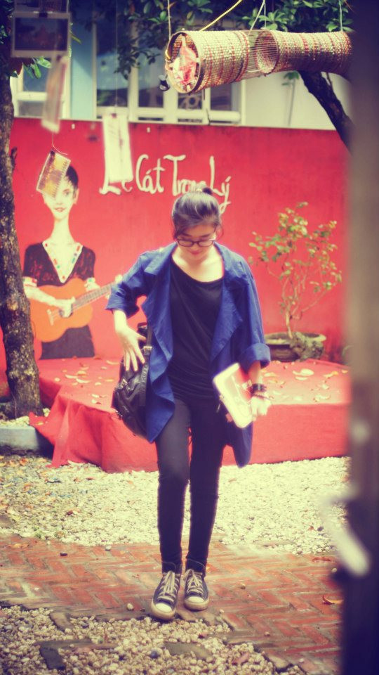 Blazer dáng rộng mặc trong những ngày thu se lạnh kết hợp với áo pull cùng màu với skinny đen. Một công thức mix đồ đơn giản nhưng vô cùng hiệu quả và thời trang. Cô nàng B'los còn ghi chú thêm rằng bạn có thể mix chúng cùng 1 đôi giày thể thao hoặc boot ngắn cổ hay một đôi giày cao gót nữ tính. Bạn sẽ khá bất ngờ về vóc dáng và phong cách của mình với những bộ trang phục như thế này. Blazer dáng rộng mặc trong những ngày thu se lạnh kết hợp với áo pull cùng màu với skinny đen. Một công thức mix đồ đơn giản nhưng vô cùng hiệu quả và thời trang. Cô nàng B'los còn ghi chú thêm rằng bạn có thể mix chúng cùng 1 đôi giày thể thao hoặc boot ngắn cổ hay một đôi giày cao gót nữ tính. Bạn sẽ khá bất ngờ về vóc dáng và phong cách của mình với những bộ trang phục như thế này.