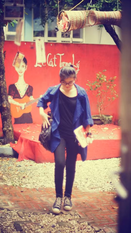 Blazer dáng rộng mặc trong những ngày thu se lạnh kết hợp với áo pull cùng màu với skinny đen. Một công thức mix đồ đơn giản nhưng vô cùng hiệu quả và thời trang. Cô nàng B'los còn ghi chú thêm rằng bạn có thể mix chúng cùng 1 đôi giày thể thao hoặc boot ngắn cổ hay một đôi giày cao gót nữ tính. Bạn sẽ khá bất ngờ về vóc dáng và phong cách của mình với những bộ trang phục như thế này.