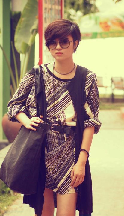 Những sắc màu đồng điệu đã được B'los sử dụng một cách kỳ diệu. Một chiếc váy suông dài tay với họa tiết độc đáo, kết hợp với gile dáng dài, túi to bản và mắt kính tròn xuyệt tone. Cô nàng B'los trông thật ngầu, và thật chất, khi bước ra phố mùa thu. Những sắc màu đồng điệu đã được B'los sử dụng một cách kỳ diệu. Một chiếc váy suông dài tay với họa tiết độc đáo, kết hợp với gile dáng dài, túi to bản và mắt kính tròn xuyệt tone. Cô nàng B'los trông thật ngầu, và thật chất, khi bước ra phố mùa thu.