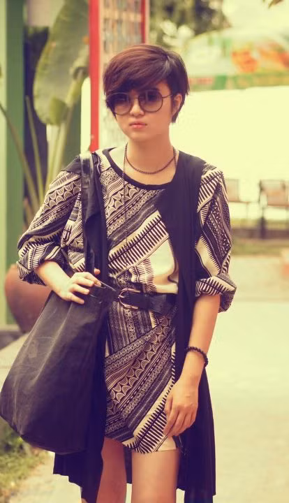 Những sắc màu đồng điệu đã được B'los sử dụng một cách kỳ diệu. Một chiếc váy suông dài tay với họa tiết độc đáo, kết hợp với gile dáng dài, túi to bản và mắt kính tròn xuyệt tone. Cô nàng B'los trông thật ngầu, và thật chất, khi bước ra phố mùa thu.