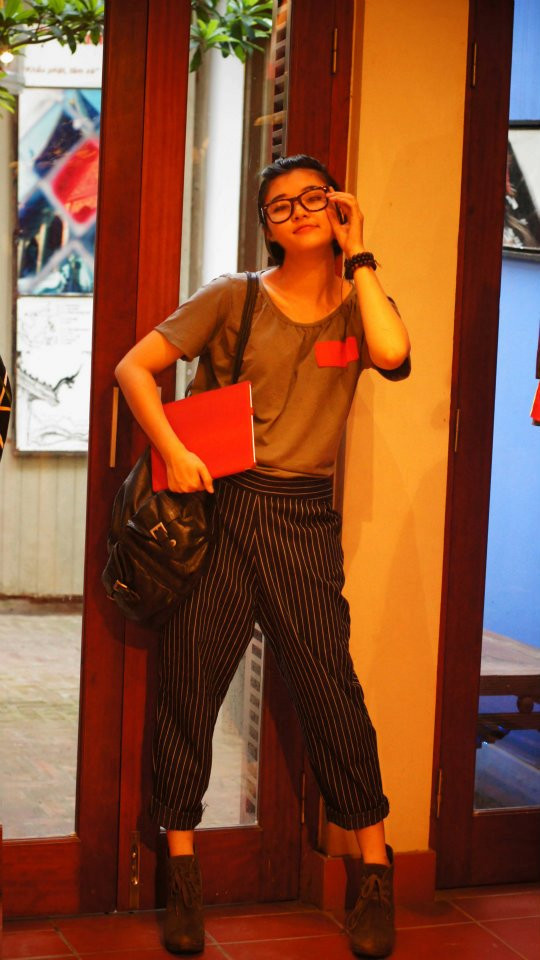 Áo pull tay cộc kết hợp với quần ống rộng sắn gấu và một đôi bốt ngắn, thêm điểm nhấn sắc màu trên ngực áo và túi xách da khổ lớn cá tính. Đây là gợi ý cách mix đồ của B'los dành cho những cô nàng yêu thích sự khỏe khoắn và năng động. Áo pull tay cộc kết hợp với quần ống rộng sắn gấu và một đôi bốt ngắn, thêm điểm nhấn sắc màu trên ngực áo và túi xách da khổ lớn cá tính. Đây là gợi ý cách mix đồ của B'los dành cho những cô nàng yêu thích sự khỏe khoắn và năng động.