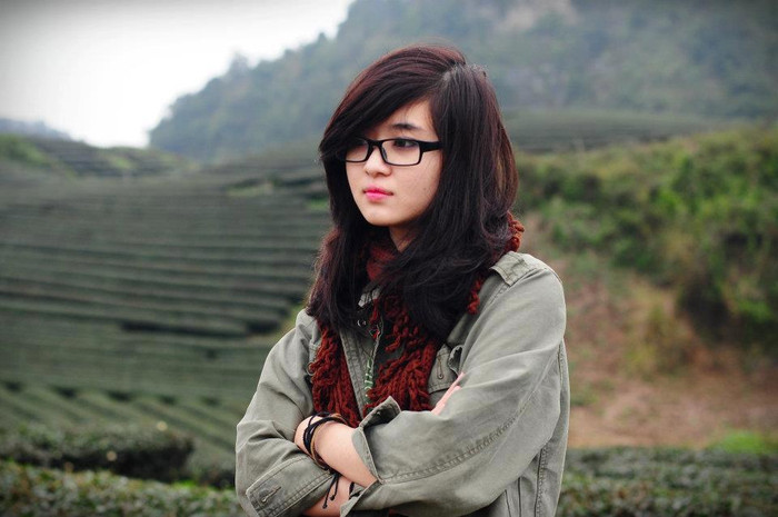 Sở hữu gương mặt xinh xắn và đáng yêu, cô nàng B'los theo đuổi niềm đam mê thời trang của mình bằng công việc làm stylist, make-up, và cả photographer. B'los chia sẻ: "Thời trang với tôi như một món ăn tinh thần không thể thiếu mỗi ngày. Trong những thiết kế của mình, tôi không chỉ chú trọng riêng vào quần áo, trang phục, phụ kiện ra sao mà còn để tâm vào những chi tiết nhỏ nhặt trong cuộc sống, xem chúng có hơi hướng và sắc thái thời trang hay không? Có thể nói, vạn vật xung quanh đều mang đến cho tôi những cảm hứng về thời trang". Sở hữu gương mặt xinh xắn và đáng yêu, cô nàng B'los theo đuổi niềm đam mê thời trang của mình bằng công việc làm stylist, make-up, và cả photographer. B'los chia sẻ: "Thời trang với tôi như một món ăn tinh thần không thể thiếu mỗi ngày. Trong những thiết kế của mình, tôi không chỉ chú trọng riêng vào quần áo, trang phục, phụ kiện ra sao mà còn để tâm vào những chi tiết nhỏ nhặt trong cuộc sống, xem chúng có hơi hướng và sắc thái thời trang hay không? Có thể nói, vạn vật xung quanh đều mang đến cho tôi những cảm hứng về thời trang".