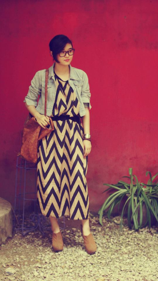 Váy dài với họa tiết tribal mix với áo demin lửng sẽ khiến vóc dáng của bạn cao hơn, trông năng động mà vẫn thật nữ tính. Váy dài với họa tiết tribal mix với áo demin lửng sẽ khiến vóc dáng của bạn cao hơn, trông năng động mà vẫn thật nữ tính.