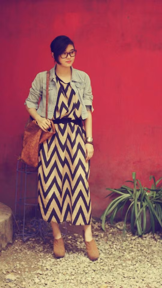 Váy dài với họa tiết tribal mix với áo demin lửng sẽ khiến vóc dáng của bạn cao hơn, trông năng động mà vẫn thật nữ tính.