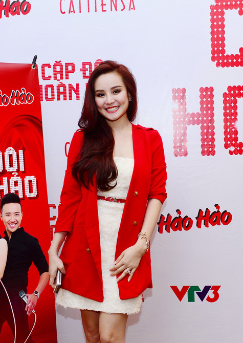 Cô dẫn đôi cùng Trấn Thành.