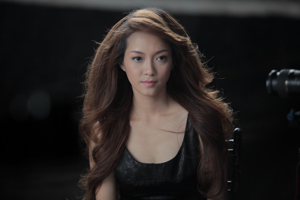 Ê kíp thực hiện khai thác tối đa nét ma mị nhưng đầy quyến rũ của Đinh Hương.