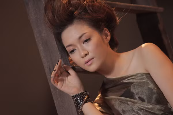 Sau MV 'Ohh la la' ra mắt cách đây không lâu, Đinh Hương tiếp tục giới thiệu đến khán giả MV mới. Đây là ca khúc 'Tôi là ai' do nhạc sĩ trẻ Bảo Phương sáng tác.