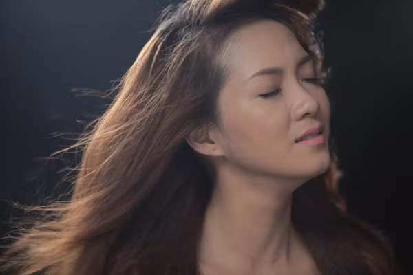 Không chỉ được ban tổ chức hỗ trợ chi phí thực hiện, Đinh Hương còn được huấn luyện viên Hồ Ngọc Hà giúp sức rất nhiều.