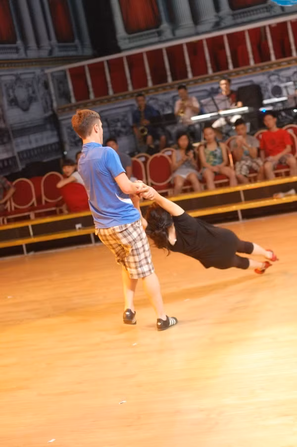 Cô bị bạn nhảy quăng như...chong chóng. Cô bị bạn nhảy quăng như...chong chóng.