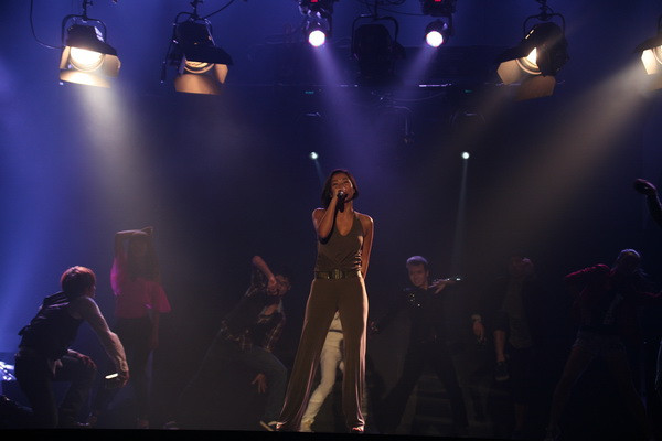 Hình ảnh ca sỹ Thu Minh tập luyện trên sân khấu trao giải Cống hiến diễn ra tối nay (22/4).