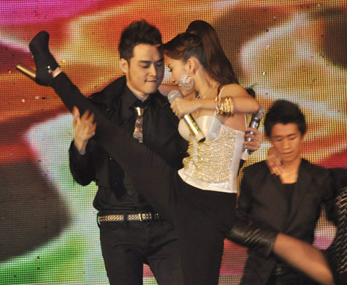 Cô thể hiện vũ đạo gợi cảm bên cạnh Quang Vinh (Theo Zing)