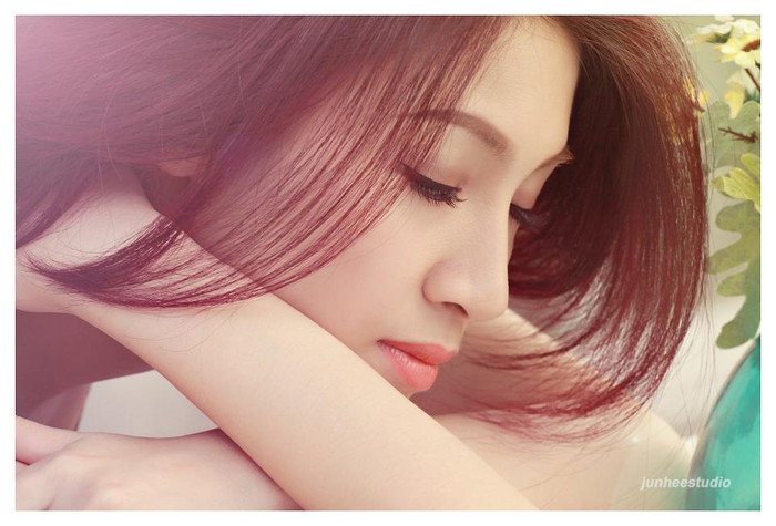 Cho đến cùng, cô bày tỏ một cách nặng nề: Có lẽ hôm nay là 1 ngày đặc biệt để tôi nhớ lại và cảm nhận sâu sắc những gì đã trải qua...là 1 ngày mà sau hôm nay dù tên anh có nhan nhản ở đâu chăng nữa thì với tôi cũng sẽ không còn là nỗi ám ảnh! Cuộc đời công bằng lắm, tôi đã và đang chứng kiến anh trả nợ từng ngày với đời... Anh còn đau thương và thê thảm hơn tôi ngày ấy nhiều, chỉ là cái vỏ bọc của anh khá tốt mà thôi, anh cứ trốn trong ánh hào quang ấy đi, còn trong mắt tôi, đó là sự tội nghiệp! Bởi thế... tôi lại tha thứ cho anh! Vậy nhé!". (Theo Kênh 14)