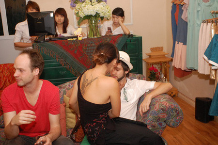 Hành động hồn nhiên của Mai Khôi khiến nhiều người thấy ngượng ngùng. Liệu cô nàng có đang nhầm lẫn buổi khai chương là nơi công cộng? (Theo Đất Việt)