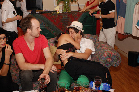 Mai Khôi không ngại ngồi trên đùi rồi ngả người hôn người bạn trai ngoại quốc giữa đông đảo bạn bè dự tiệc.