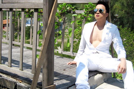 Diện cả một cây trắng cũng là cách kết hợp trang phục thường xuyên của anh chàng này. Diện cả một cây trắng cũng là cách kết hợp trang phục thường xuyên của anh chàng này.