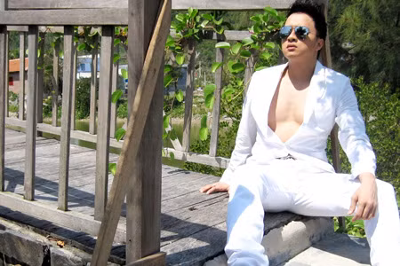 Diện cả một cây trắng cũng là cách kết hợp trang phục thường xuyên của anh chàng này.