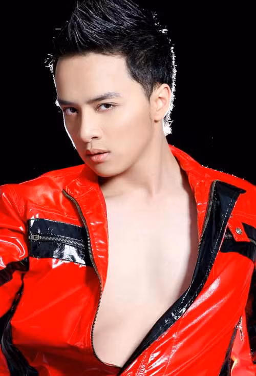 Dù là kiểu áo gì, Cao Thái Sơn cũng luôn để phanh ngực.